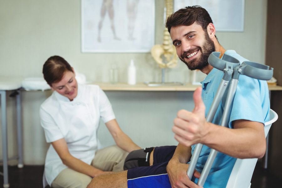 physiotherapist-examining